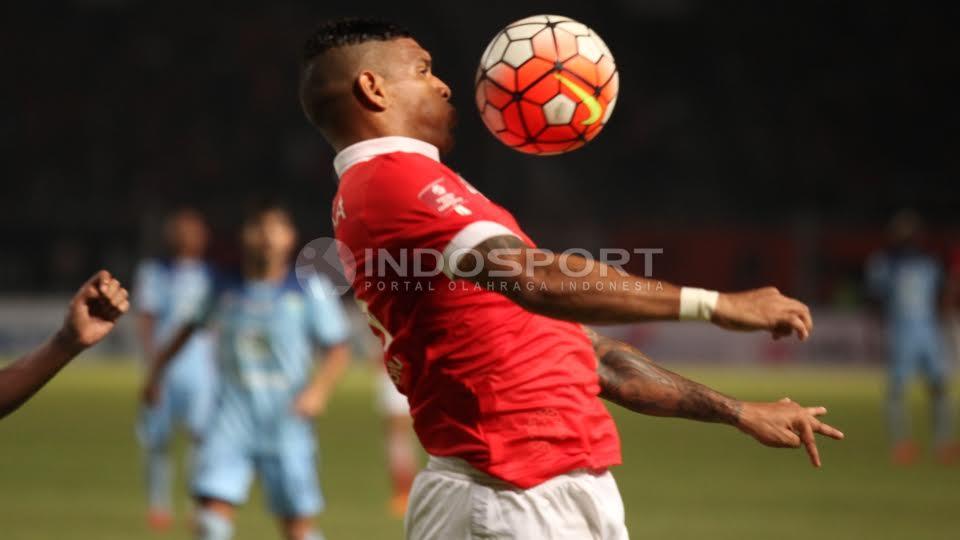 Striker Persija Jakarta, Jose Adolfo Guerra mengontrol bola dengan kepala.